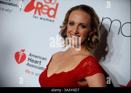 9 febbraio 2018 - Manhattan, New York, Stati Uniti d'America - NEW YORK, NY - 08 FEBBRAIO: Dana Vollmer cammina sulla passerella durante la Go Red for Women Red Dress Collection 2018 dell'American Heart Association presentata dalla foto di classe di Macy all'Hammerstein Ballroom l'8 febbraio 2018 a New York City. Persone: Dana Vollmer. (Immagine di credito: © SMG via ZUMA Wire) Foto Stock