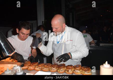 23 febbraio 2018 - Miami Beach, Florida, Stati Uniti d'America - MIAMI BEACH, FL - 23 FEBBRAIO: Chef Guy fieri ospita Burger Bash Bash presentato da Schweid & Sons il 23 febbraio 2018 a Miami Beach, Florida... persone: Atmosfera. (Immagine di credito: © SMG via ZUMA Wire) Foto Stock