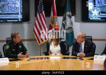 24 febbraio 2018 - Parkland, Florida, Stati Uniti d'America - il presidente Donald J. Trump e la First Lady Melania Trump incontrano i funzionari delle forze dell'ordine presso l'ufficio di Broward County SheriffÃs a Fort Lauderdale, Flag., venerdì 16 febbraio 2018, ringraziare i primi soccorritori e gli agenti delle forze dell'ordine per i loro sforzi salvavita durante le sparatorie scolastiche di WednesdayÃs alla Marjory Stoneman Douglas High School di Parkland, Flag.. persone: il presidente Donald J. Trump e la First Lady Melania Trump. (Immagine di credito: © SMG via ZUMA Wire) Foto Stock