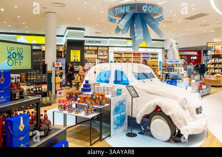 Francia, Val d'Oise, aeroporto Roissy-Charles-de-Gaulle, Terminal 1, Duty Free con 2CV Foto Stock