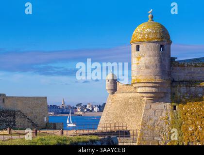 Francia, Morbihan, Port Louis, la cittadella di Port Louis, costruita nel XVI secolo dagli spagnoli e ristrutturata da Vauban, all'ingresso del porto di Lorient, museo della compagnia delle Indie Orientali Foto Stock