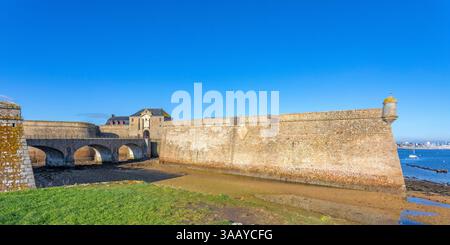 Francia, Morbihan, Port Louis, la cittadella di Port Louis, costruita nel XVI secolo dagli spagnoli e ristrutturata da Vauban, all'ingresso del porto di Lorient, museo della compagnia delle Indie Orientali Foto Stock
