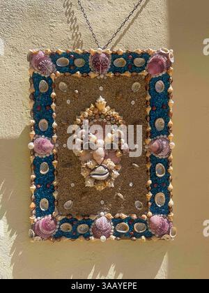 Ajaccio, Corsica, Francia 8 luglio 2024: Fortezza Cittadella, conchiglia. grafica che compone un volto maschile Foto Stock