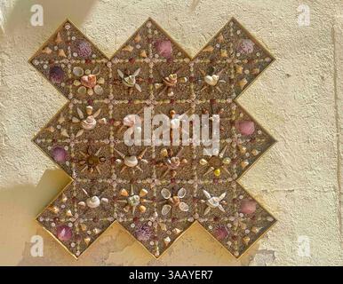 Ajaccio, Corsica, Francia 8 luglio 2024: Fortezza Cittadella, conchiglia. grafica che compone una griglia con fiori Foto Stock