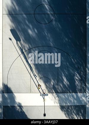 Francia, Gironde (33), Bordeaux, pallacanestro che in estate pratica su un campo (vista aerea) Foto Stock