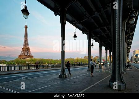 Francia, Parigi, la Torre Eiffel dal ponte Bir-Hakeim Foto Stock