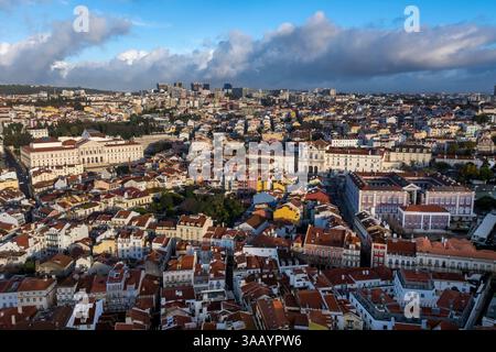 Portogallo, Lisbona, distretto di Misericordia a ovest di Bairro alto, a sinistra il Palazzo Sao Bento che ospita l'Assemblea della Repubblica portoghese, al centro la chiesa Igreja de Nossa Senhora das Merces adiacente alla scuola Passos Manuel sulla destra (vista aerea) Foto Stock