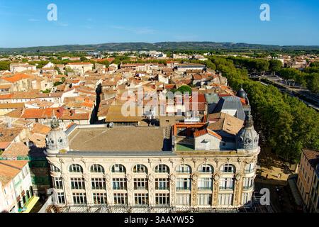 Francia, Aude, Narbonne, i tetti della città dalla cima della torre (Palais Vieux) del Palais des Arcivescoshops con l'ex negozio Aux Dames de France e Cours de la Republique lungo il canale Robine, patrimonio dell'umanità dell'UNESCO Foto Stock