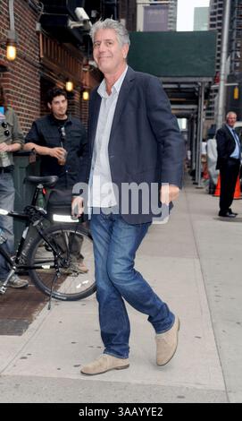 7 giugno 2012 - Manhattan, New York, Stati Uniti d'America - SMG NY1 Anthony Bourdain Letterman 061112 01.JPG..NEW YORK, NY - 11 GIUGNO: Mark Wahlberg lascia 'The Late Show with David Letterman' al ed Sullivan Theater l'11 giugno 2012 a New York. (Foto di Storms Media Group) ..persone: Anthony Bourdain..Transmission Ref: NY1..must call if interested. Michael tempesta. Storms Media Group Inc..305-632-3400 - Cell.305-513-5783 - Fax.MikeStorm@aol.com (immagine di credito: © SMG via ZUMA Wire) Foto Stock
