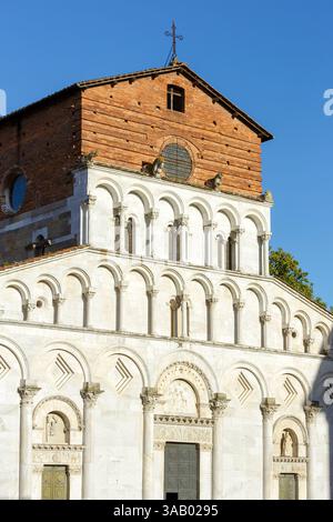 Italia, Toscana, provincia di Lucca, Lucca, chiesa di Santa Maria Bianca o Forisportam (Santa Maria Bianca chiamata anche Santa Maria fuori dalla porta) costruita nel XIII secolo, ristrutturata tra il XVI e il XVIII secolo in stile romanico lucchese, facciata, logge e porte, sopra la porta principale un bassorilievo raffigurante l'Incoronazione di Maria, sopra la porta destra una statua di un vescovo del XIII secolo, sopra la porta sinistra una replica di una statua raffigurante la Vergine che tiene il bambino, situata in piazza Santa Maria Foris Portam Foto Stock