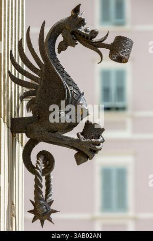 Italia, Toscana, provincia di Pistoia, Montecatini Terme, Patrimonio dell'Umanità dall'UNESCO membro delle grandi città termali d'Europa, dettaglio della facciata delle terme Excelsior, in un primo momento un caffè e Casinò costruito agli inizi del XX secolo in stile Liberty, neo Ranaissance , poi trasformato in bagni termali nel 1915, scultura raffigurante un drago sulla facciata, situato in Viale Giuseppe Verdi Foto Stock