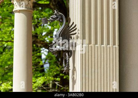 Italia, Toscana, provincia di Pistoia, Montecatini Terme, Patrimonio dell'Umanità dall'UNESCO membro delle grandi città termali d'Europa, dettaglio della facciata delle terme Excelsior, in un primo momento un caffè e Casinò costruito agli inizi del XX secolo in stile Liberty, neo Ranaissance , poi trasformato in bagni termali nel 1915, scultura raffigurante un drago sulla facciata, situato in Viale Giuseppe Verdi Foto Stock