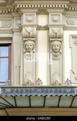 Italia, Toscana, provincia di Pistoia, Montecatini Terme, patrimonio dell'umanità dell'UNESCO, membro delle grandi città termali d'Europa, dettaglio della facciata del Cinema Excelsior costruita nel 1922 dall'architetto Ugo Giovannozzi in stile Liberty Liberty Liberty Liberty, in Viale Giuseppe Verdi Foto Stock