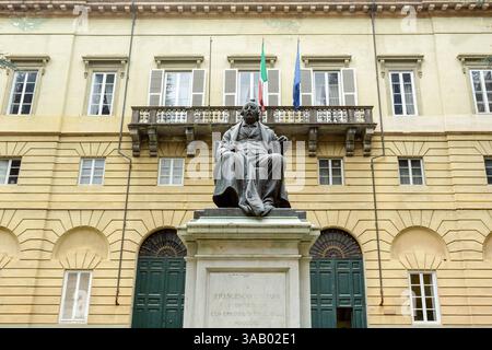 Italia, Toscana, Provincia di Lucca, Lucca, cortile interno di Palazzo Publico chiamato anche Palazzo Ducale o Palazzo della Provincia costruito dalla fine del XVI secolo prima da Bartolomeo Ammannati, completato nel XVII secolo da Francesco Pini allievo di Filippo Juvara, poi nel XVIII secolo da Lorenzo Nottolini, statua di Francesco Carrara politico e avvocato, ardente difensore dell'abolizione della pena di morte in Italia, realizzata dallo scultore Augusto Passaglia nel 1891, Piazza Napoleone Foto Stock