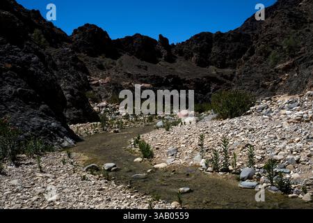 AL-MANSOURA, GIORDANIA - 10 SETTEMBRE 2021: Montagne nere nel Wadi Ghuweir Trail. CREDITO: Daniel Rodrigues Foto Stock