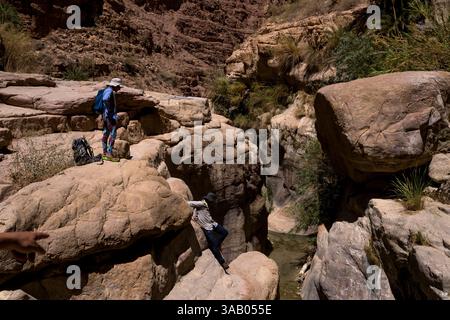 AL-MANSOURA, GIORDANIA - 10 SETTEMBRE 2021: Turista nel Wadi Ghuweir Trail. CREDITO: Daniel Rodrigues Foto Stock