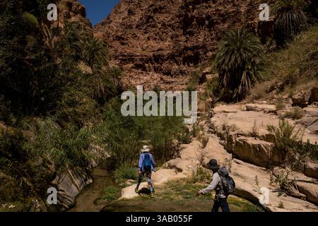 AL-MANSOURA, GIORDANIA - 10 SETTEMBRE 2021: Turista nel Wadi Ghuweir Trail. CREDITO: Daniel Rodrigues Foto Stock