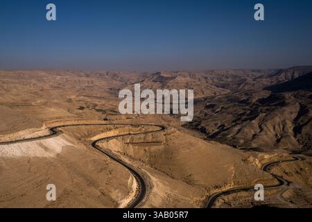 DHIBAN, GIORDANIA - 10 SETTEMBRE 2021: Strada 35 in cima al Wadi al Mujib. CREDITO: Daniel Rodrigues Foto Stock