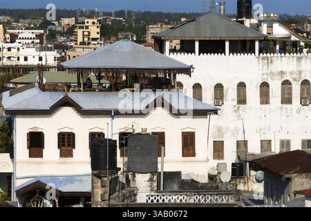 11 aprile 2015 - Zanzibar, Tanzania - disegno tipico di case coloniali nel centro di Stone Town, Zanzibar, Tanzania. Il tramonto invita a cercare una terrazza o il punto più alto della città per godere di una bella vista. (Immagine di credito: © Sergi Reboredo via ZUMA Wire) Foto Stock