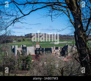 Rovine del patrimonio culturale di Cowdray, una casa dei primi Tudor costruita nel XIII secolo. Foto Stock