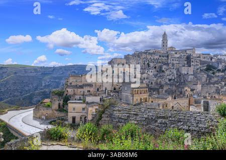 Paesaggio urbano dei Sassi di Matera in Basilicata, Italia meridionale: Veduta del quartiere di Sasso Barisano. Foto Stock