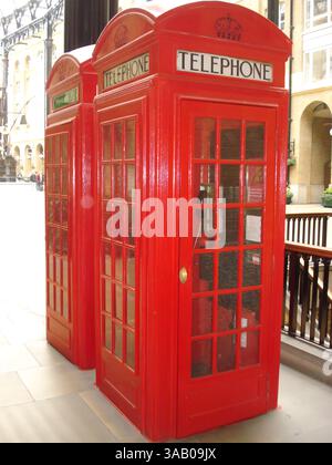 Due iconiche cabine telefoniche rosse britanniche in un ambiente interno. Foto Stock
