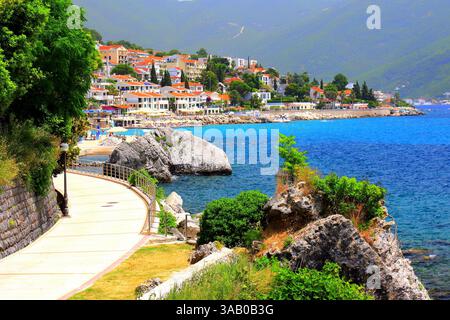 La città di Herceg Novi, Montenegro, tra le montagne, la riva di Cattaro. Paesaggio panoramico estivo a Herceg Novi. Mare Adriatico Foto Stock