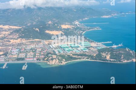 CAM Ranh Bay Khanh Hoa splendido paesaggio costiero Vietnam. Zona residenziale e porto industriale, logistica commerciale importazione esportazione. Vista dell'area incontaminata Foto Stock