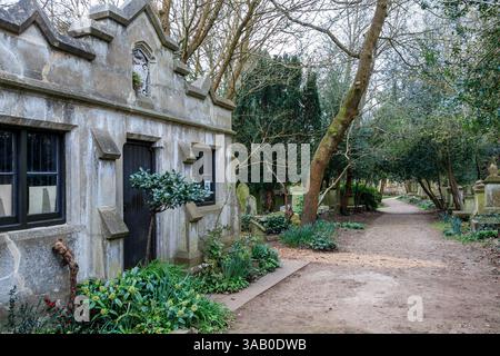 Lodge a Highgate West Cemetery visto dal cancello nord a Swains Lane, Highgate, Londra, Regno Unito Foto Stock