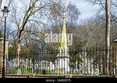 La tomba di William Friese Greene, inventore della cinematica, nell'Highgate East Cemetery vista da Swains Lane, Londra, Regno Unito Foto Stock