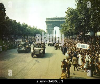 14 febbraio 2018 - folle di patrioti francesi in linea Champs Elysees per vedere carri armati alleati e mezze tracce passano attraverso l'Arco di Trionfo dopo che Parigi, Francia è stata liberata il 25 agosto 1944, Jack Downey, Office of War Information, 26 agosto 1944 (Credit Image: © circa Images/Glasshouse via ZUMA Wire) Foto Stock