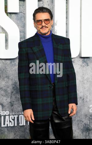 24 marzo 2025 circa. Pedro Pascal in arrivo per L'ULTIMA premiere della stagione 2 degli Stati Uniti, TCL Chinese Theatre, Los Angeles, CA, 24 marzo, 2025. crediti: Priscilla Grant/Everett Collection/Alamy Live News Foto Stock