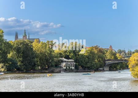 Vista di Hradcany e della Cattedrale di San Vito a Praga. Vista di Hradcany, del fiume Moldava e dell'isola di Streletsky a Praga Foto Stock