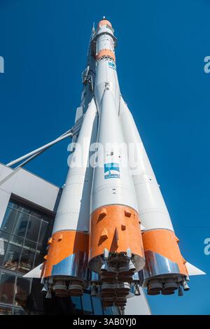 Samara, Russia – 24 giugno 2018. Razzo vettore Sojuz in piedi di fronte al Museo Cosmic e al Centro esposizioni di Samara, Russia. L'autentica Soy Foto Stock