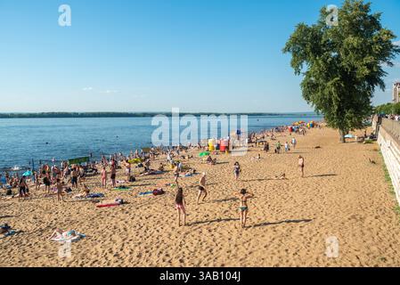 Samara, Russia – 24 giugno 2018. Spiaggia sabbiosa lungo le rive del fiume Volga a Samara, Russia. Visualizza con le persone in un giorno d'estate. Foto Stock