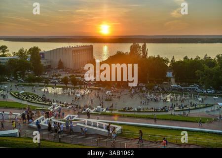 Samara, Russia – 24 giugno 2018. Piazza della Gloria (Ploschad Slavy) a Samara, Russia, al tramonto. Vista verso il fiume Volga, con gente. La vista Foto Stock