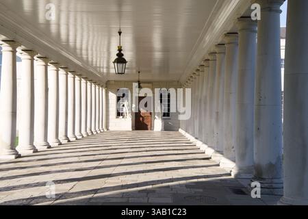 Passerella coperta con pilastri che conduce alla Queen's House, un'ex residenza reale a Greenwich, a Londra, che attualmente funge da galleria d'arte pubblica Foto Stock
