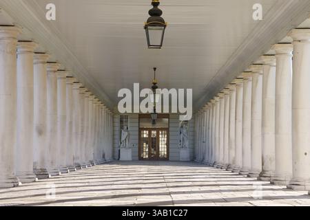 Passerella coperta con pilastri che conduce alla Queen's House, un'ex residenza reale a Greenwich, a Londra, che attualmente funge da galleria d'arte pubblica Foto Stock