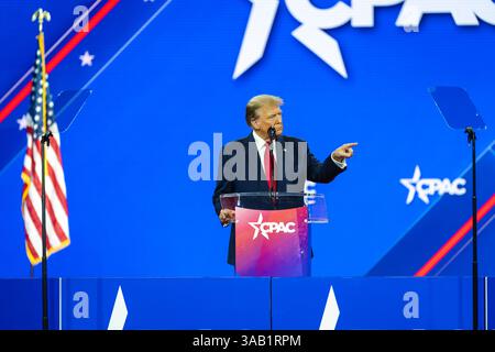 NATIONAL HARBOR, MD, USA- 24 febbraio 2024: Donald Trump parla al CPAC del suo piano per sconfiggere l'attuale presidente Joe Biden a novembre. Foto Stock