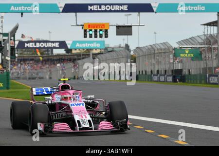24 marzo 2018: Esteban Ocon (fra) #31 del team Sahara Force India F1 lascia la box per il suo giro di qualificazione al Gran Premio d'Australia di Formula 1 2018 ad Albert Park, Melbourne, Australia. Sydney Low/Cal Sport Media (immagine di credito: &Copy; Sydney Low/CSM tramite cavo ZUMA) Foto Stock