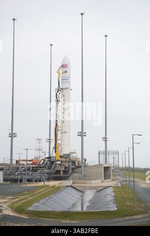 19 maggio 2018, Wallops, Virginia, USA: Il razzo Orbital ATK Antares, con la navicella Cygnus a bordo, al lancio Pad-0A, sabato, presso la Wallops Flight Facility in Virginia. L'Antares si lancerà con la navicella Cygnus piena di 7.400 kg di carico per la stazione spaziale Internazionale (ISS), inclusi esperimenti scientifici, rifornimenti dell'equipaggio e hardware del veicolo. La missione è il nono volo di consegna merci contrattato di Orbital ATK alla ISS per la NASA. (Immagine di credito: © Aubrey Gemignan/NASA via ZUMA Press Wire) Foto Stock