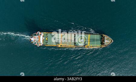 Nave cisterna che passa sotto il ponte FSM con un traffico pesante sul ponte. Vista aerea del secondo ponte sul Bosforo, il ponte Fatih Sultan Mehmet Foto Stock