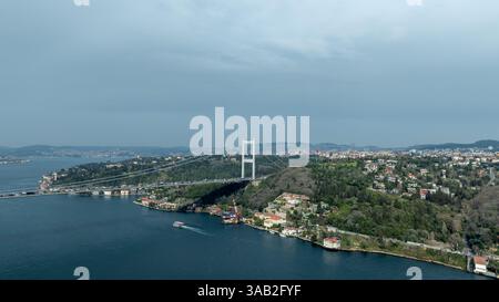 Nave cisterna che passa sotto il ponte FSM con un traffico pesante sul ponte. Vista aerea del secondo ponte sul Bosforo, il ponte Fatih Sultan Mehmet Foto Stock