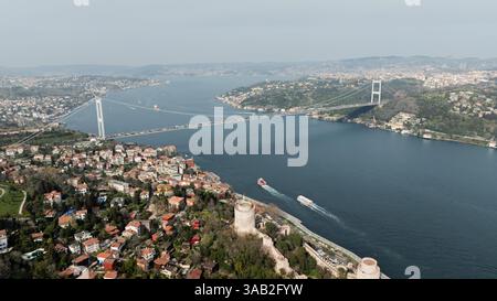 Nave cisterna che passa sotto il ponte FSM con un traffico pesante sul ponte. Vista aerea del secondo ponte sul Bosforo, il ponte Fatih Sultan Mehmet Foto Stock