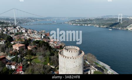 Istanbul, Turchia. Vista aerea del Bosforo di Istanbul. Ponte Fatih Sultan Mehmet e Fortezza Rumeli con splendida vista. Colpo di drone. Foto Stock