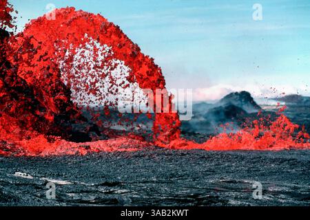 25 febbraio 1983 - Hilo, Hawaii, Stati Uniti - una fontana ad arco di una lava pahoehoe alta circa 10 metri che fuoriesce dall'estremità occidentale dei 0740 sfiati, una serie di coni a sud del vulcano Puaou Kahaualea a Hilo. (Immagine di credito: © USGS via cavo ZUMA) Foto Stock