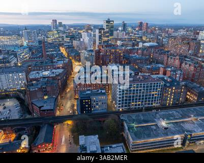 Immagine aerea del paesaggio urbano di Manchester con Princess Street al crepuscolo Foto Stock