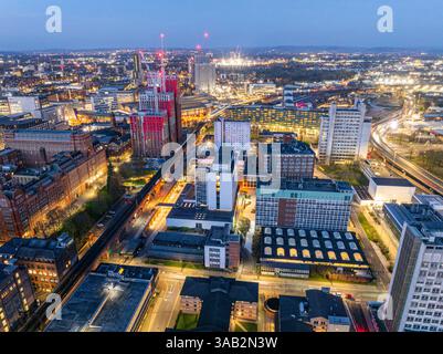 Immagine aerea del paesaggio urbano di Manchester di notte con alti cantieri edili Foto Stock