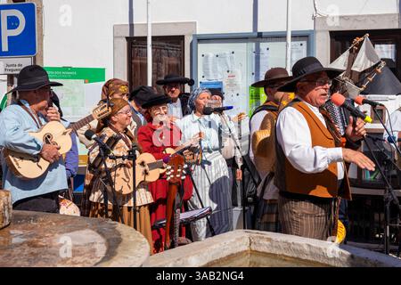 Portogallo, regione di Oeste, Amoreira, musicisti tradizionali che si esibiscono nella giornata nazionale dei mulini a vento Foto Stock