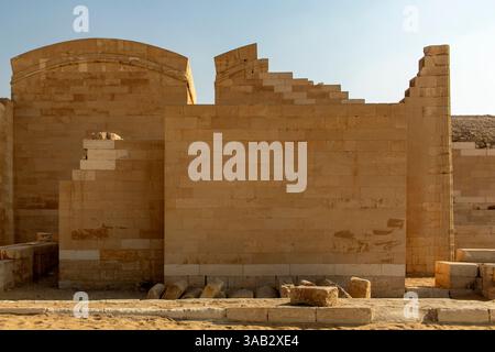 Cairo, Egitto; 20 gennaio 2024: Visita l'antica Saqqara, con le rovine del Tempio della necropoli di Menfi, Egitto. Scopri il significato storico. Foto Stock